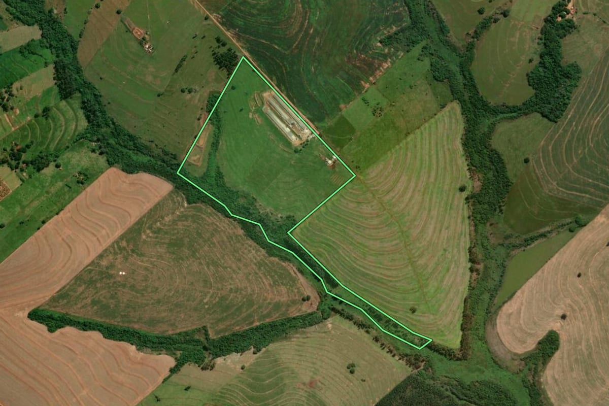 Imagem de satélite do imóvel rural em Iporã (PR), com o contorno declarado no CAR desenhado por cima.