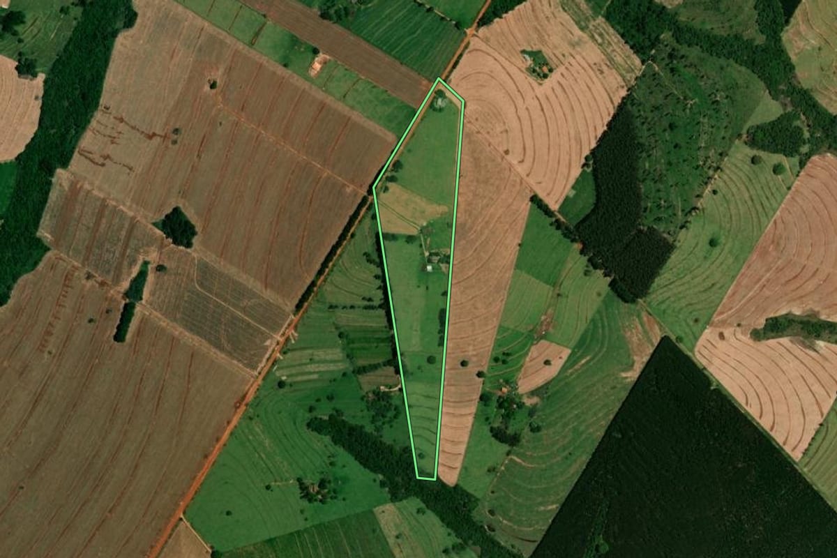Imagem de satélite do imóvel rural em Iporã (PR), com o contorno declarado no CAR desenhado por cima.