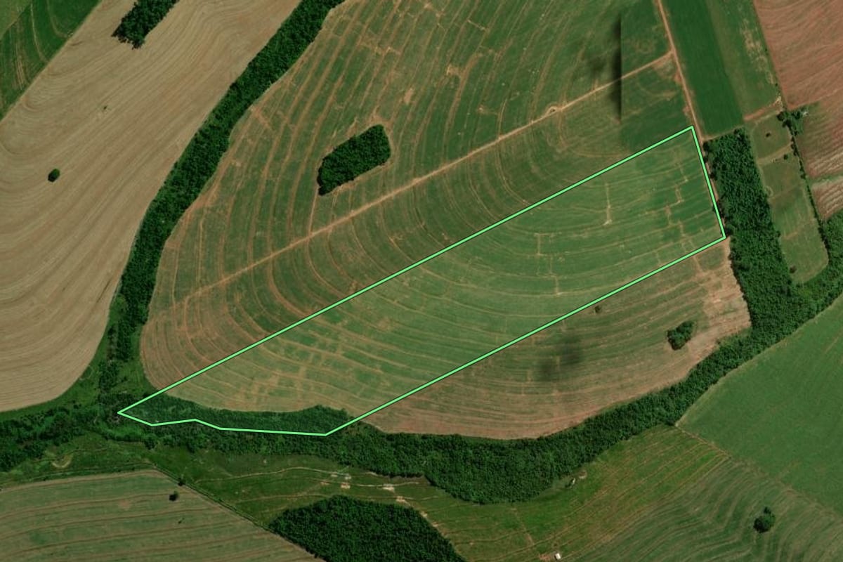 Imagem de satélite do imóvel rural em Iporã (PR), com o contorno declarado no CAR desenhado por cima.