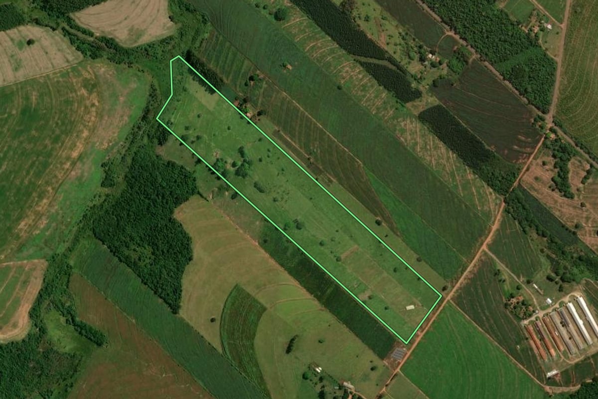 Imagem de satélite do imóvel rural em Iporã (PR), com o contorno declarado no CAR desenhado por cima.