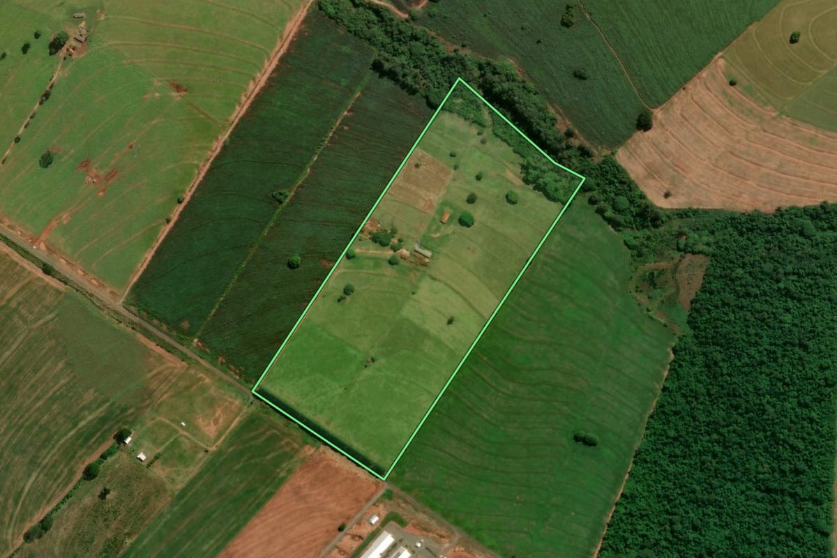 Imagem de satélite do imóvel rural em Iporã (PR), com o contorno declarado no CAR desenhado por cima.