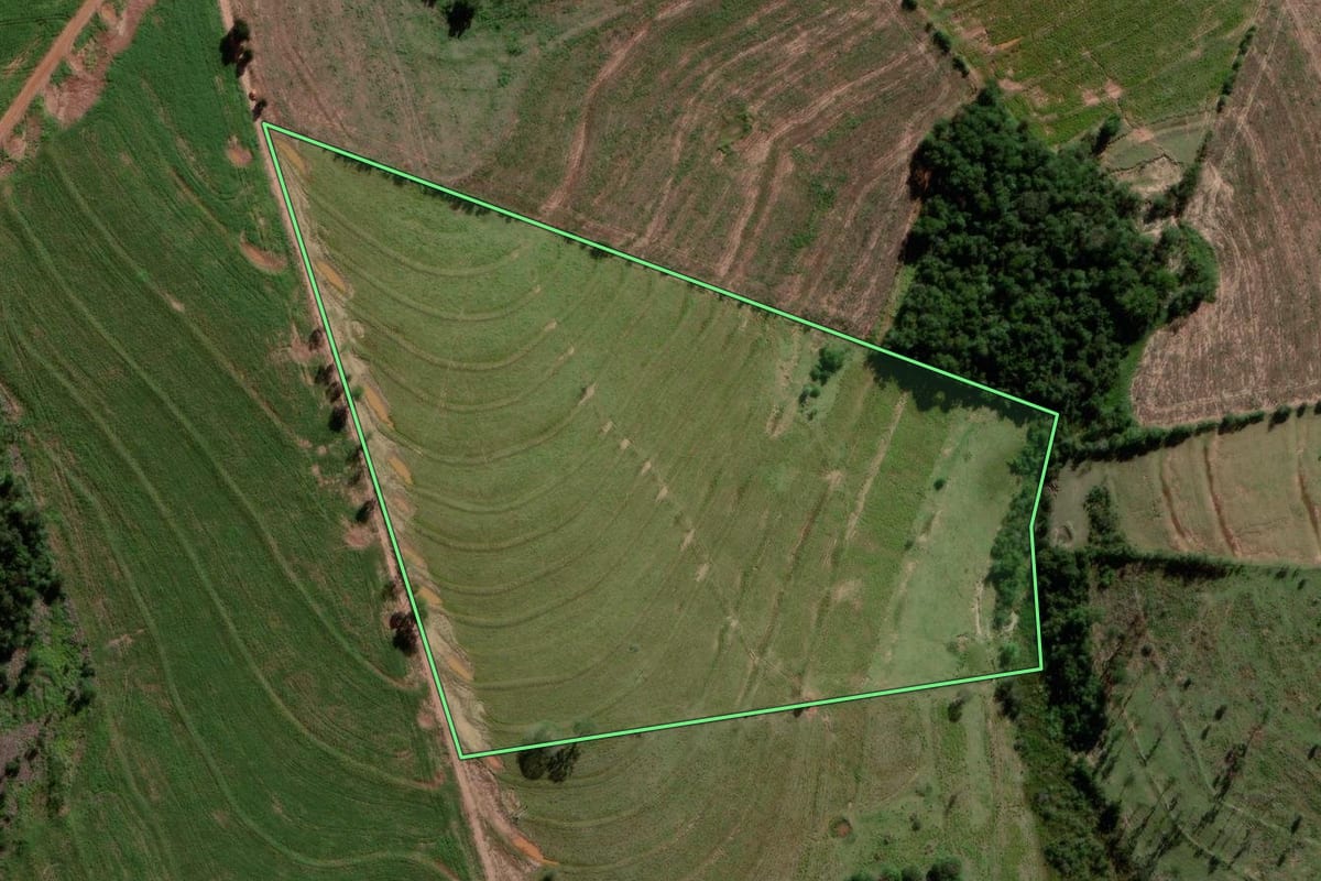 Imagem de satélite do imóvel rural em Iporã (PR), com o contorno declarado no CAR desenhado por cima.