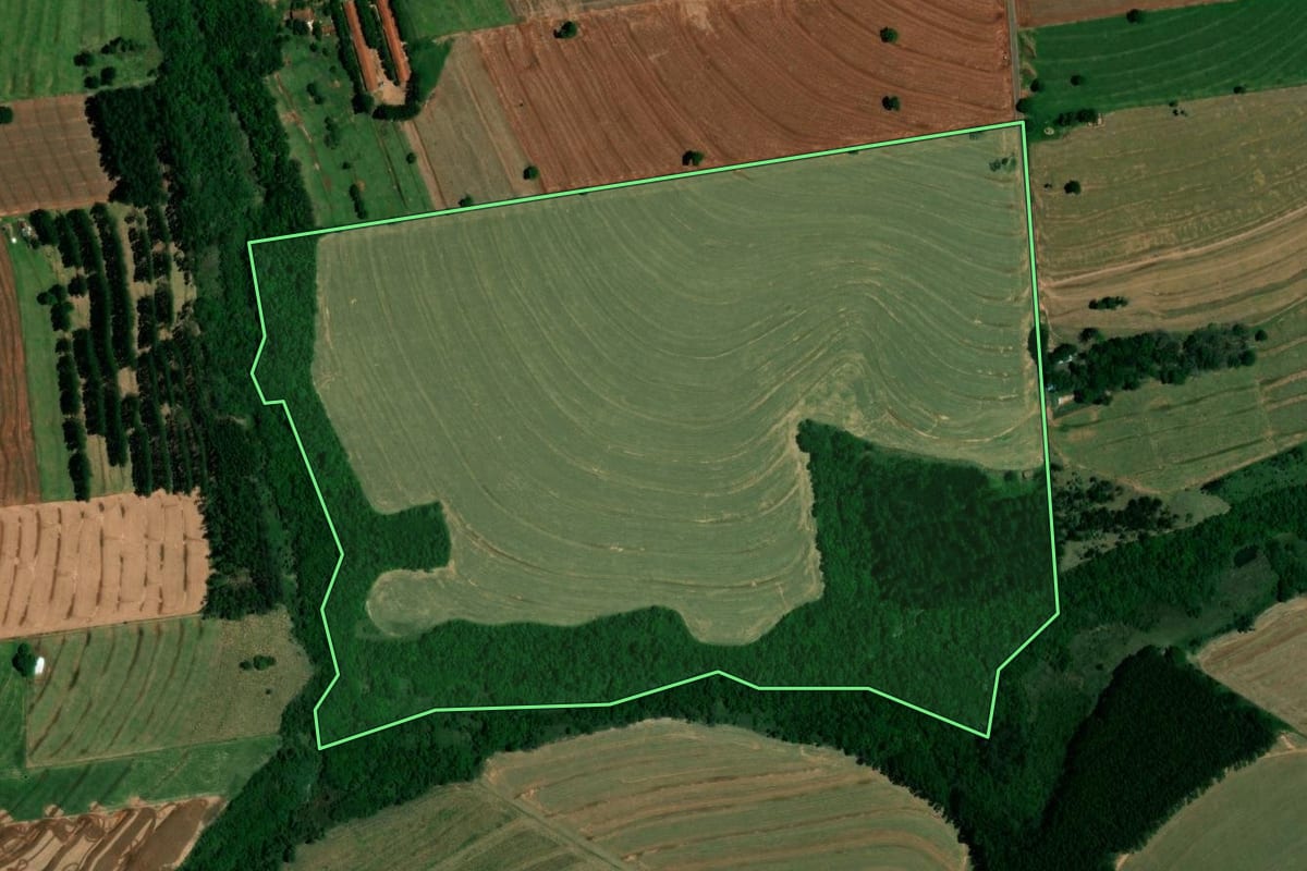 Imagem de satélite do imóvel rural em Iporã (PR), com o contorno declarado no CAR desenhado por cima.