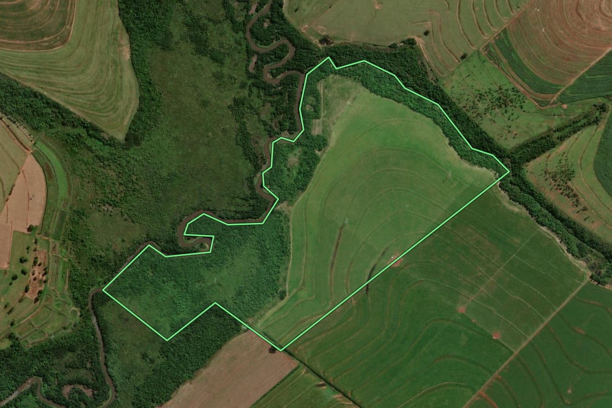 Imagem de satélite do imóvel rural em Iporã (PR), com o contorno declarado no CAR desenhado por cima.