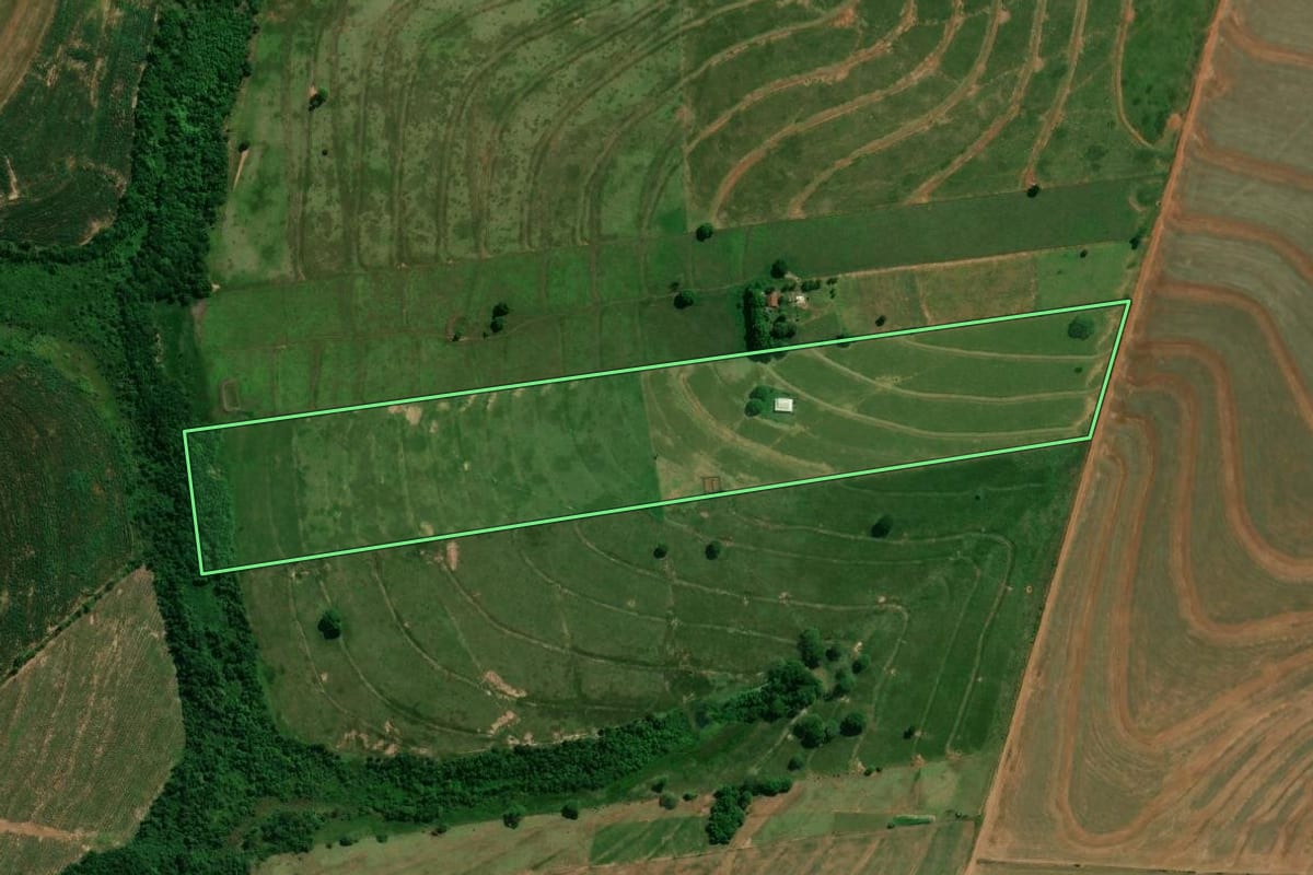 Imagem de satélite do imóvel rural em Iporã (PR), com o contorno declarado no CAR desenhado por cima.