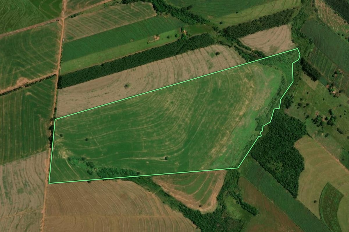 Imagem de satélite do imóvel rural em Iporã (PR), com o contorno declarado no CAR desenhado por cima.