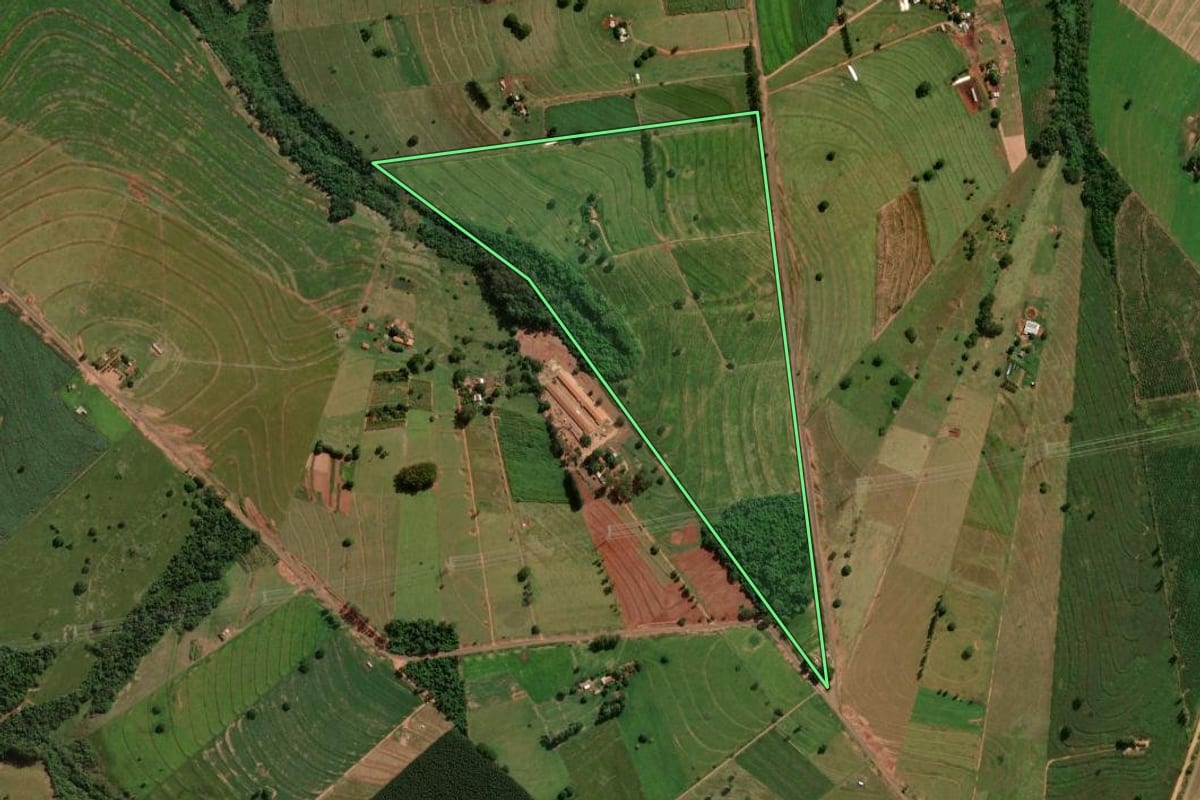Imagem de satélite do imóvel rural em Iporã (PR), com o contorno declarado no CAR desenhado por cima.