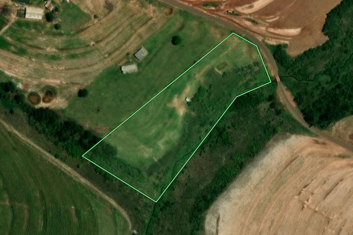 Imagem de satélite do imóvel rural em Iporã (PR), com o contorno declarado no CAR desenhado por cima.