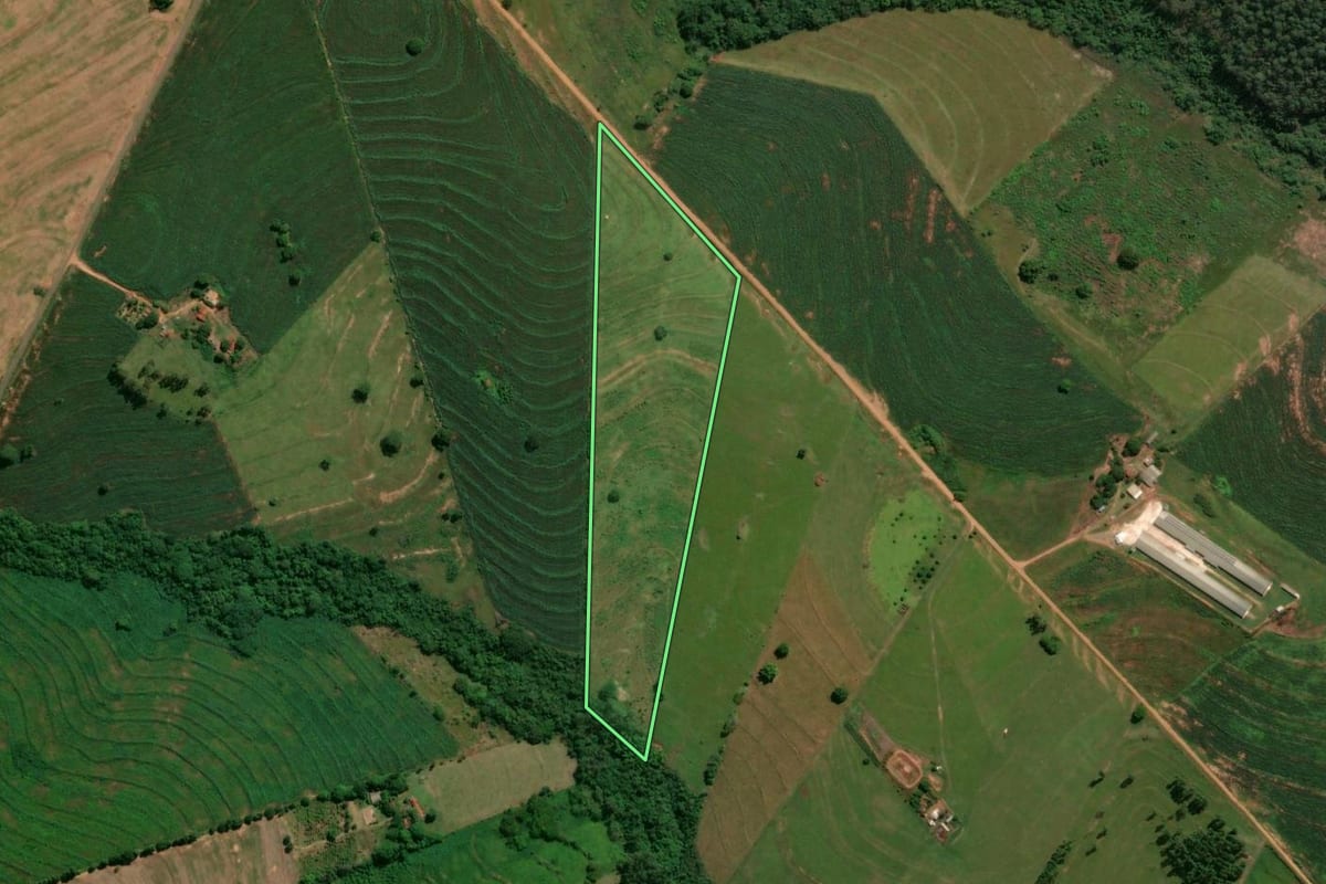 Imagem de satélite do imóvel rural em Iporã (PR), com o contorno declarado no CAR desenhado por cima.