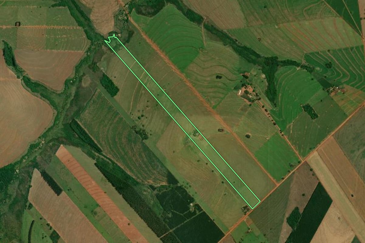 Imagem de satélite do imóvel rural em Iporã (PR), com o contorno declarado no CAR desenhado por cima.