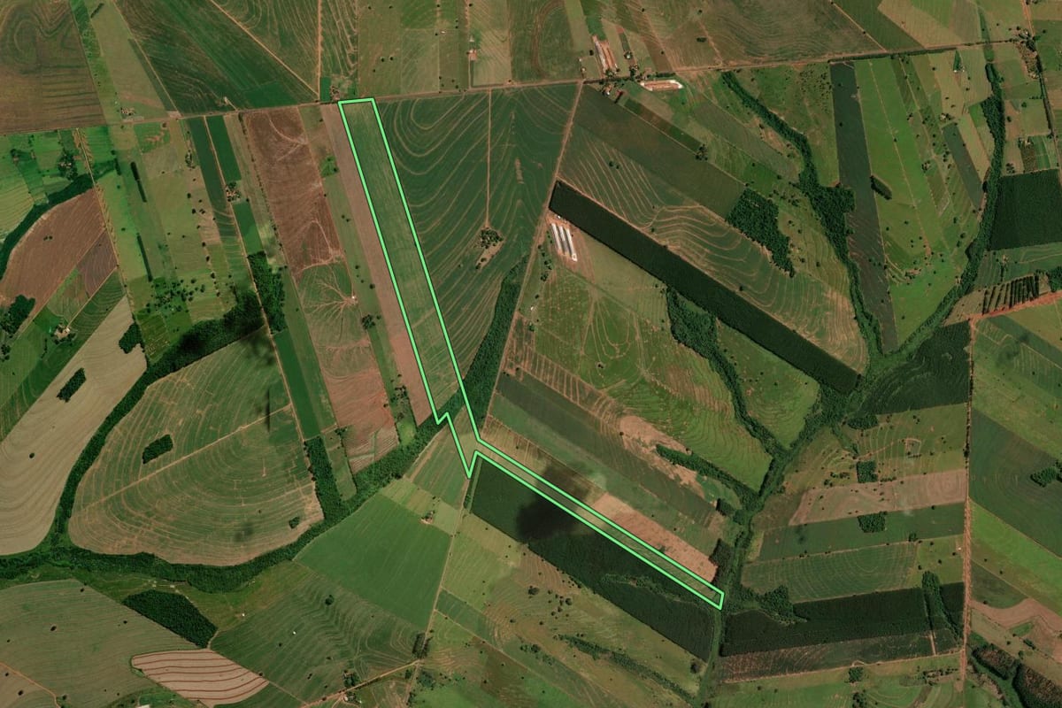 Imagem de satélite do imóvel rural em Iporã (PR), com o contorno declarado no CAR desenhado por cima.