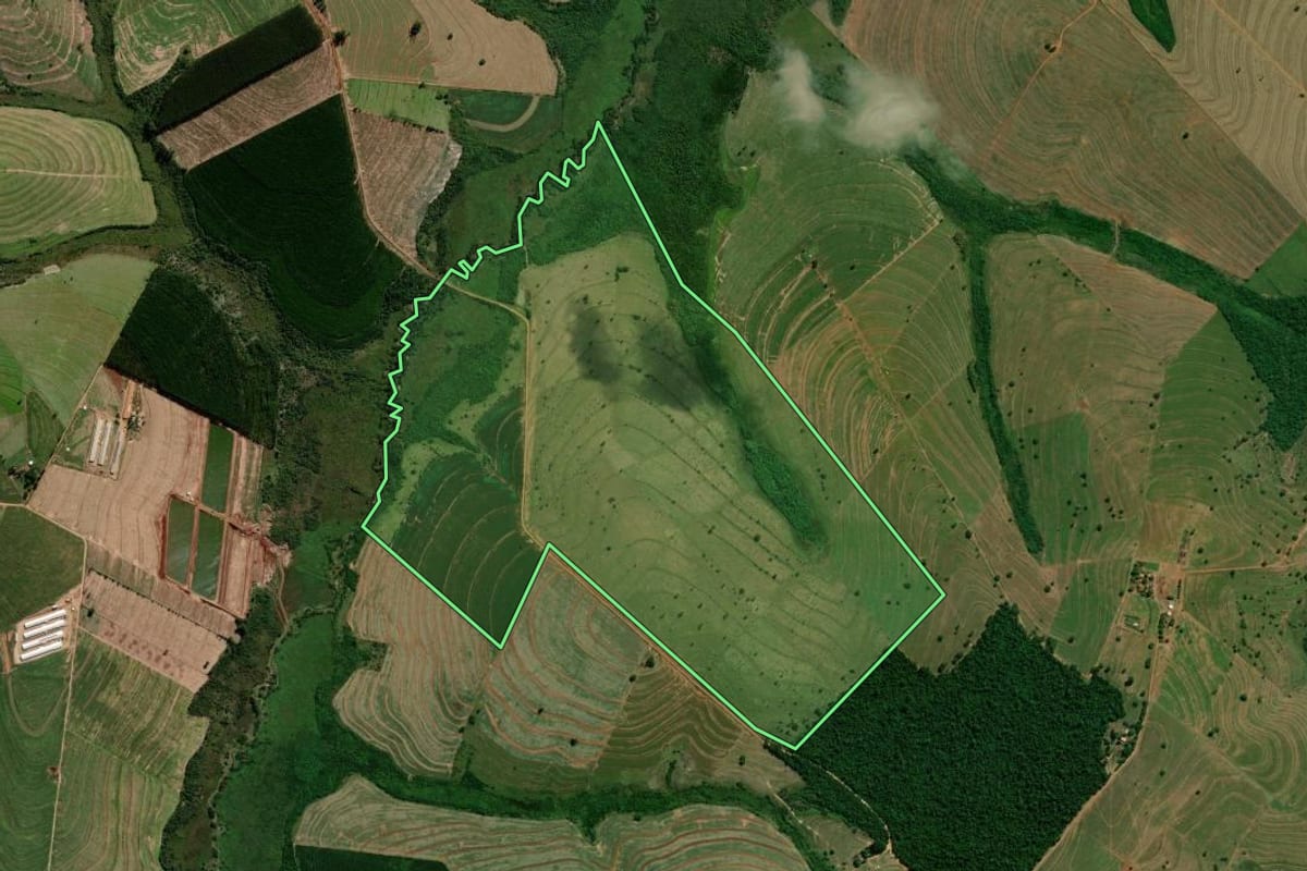 Imagem de satélite do imóvel rural em Iporã (PR), com o contorno declarado no CAR desenhado por cima.