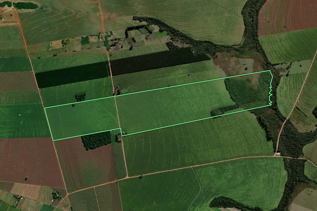 Imagem de satélite do imóvel rural em Iporã (PR), com o contorno declarado no CAR desenhado por cima.