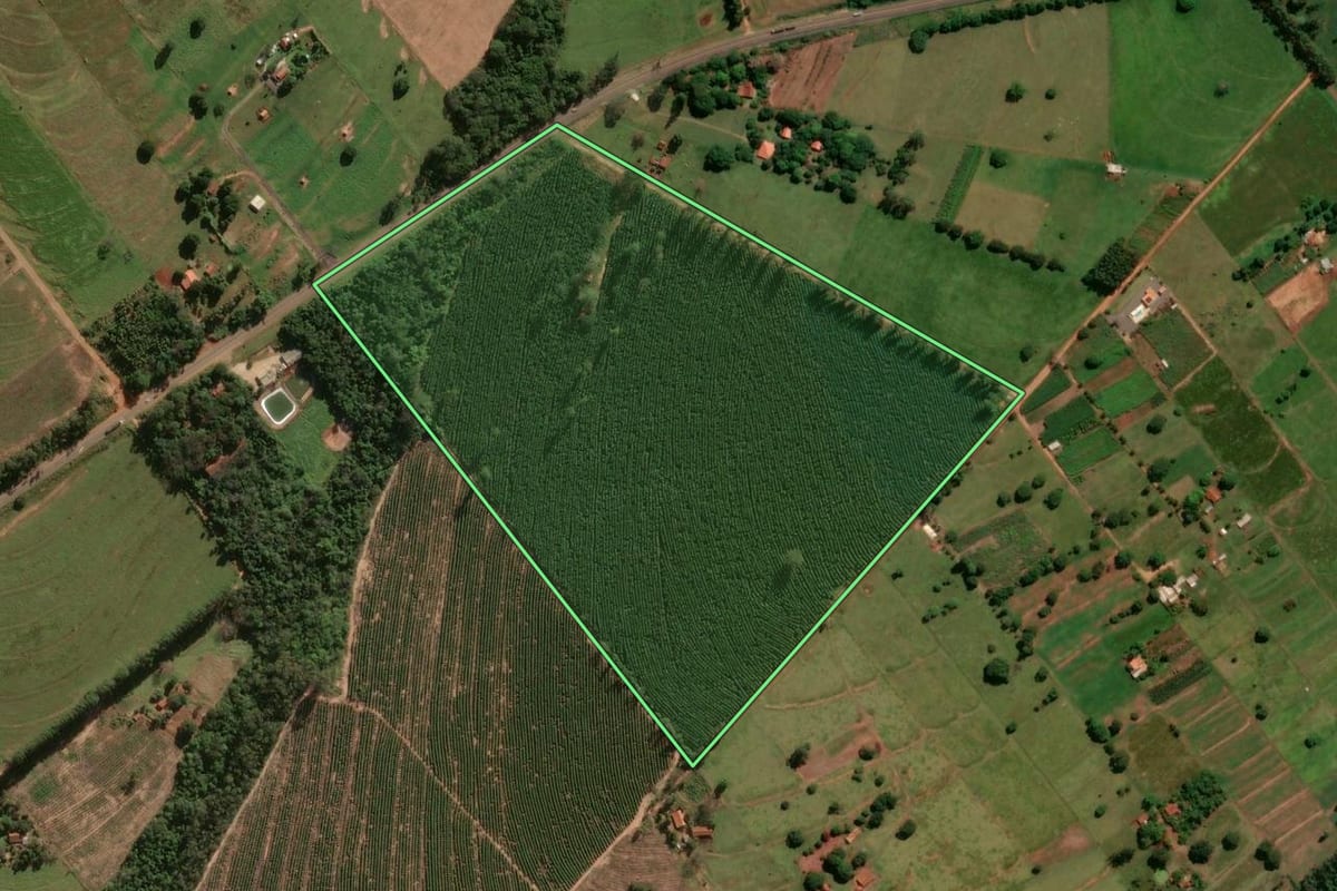 Imagem de satélite do imóvel rural em Iporã (PR), com o contorno declarado no CAR desenhado por cima.