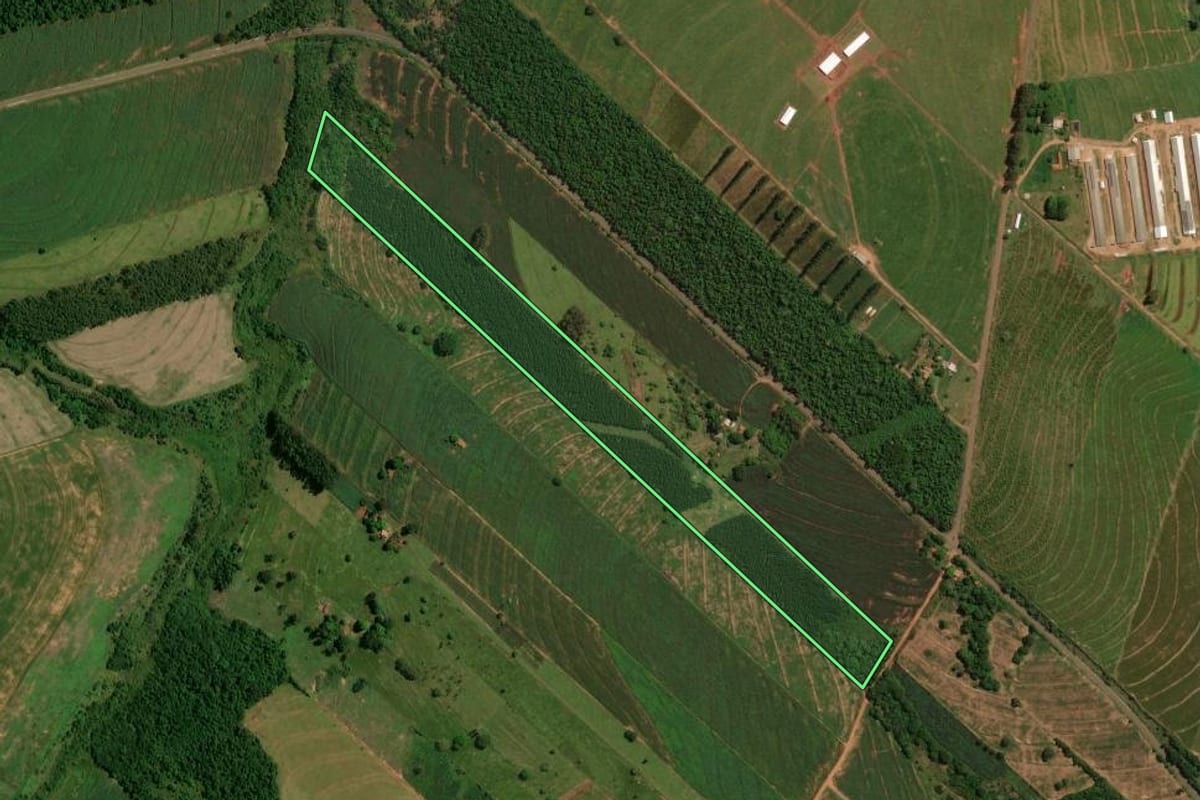 Imagem de satélite do imóvel rural em Iporã (PR), com o contorno declarado no CAR desenhado por cima.