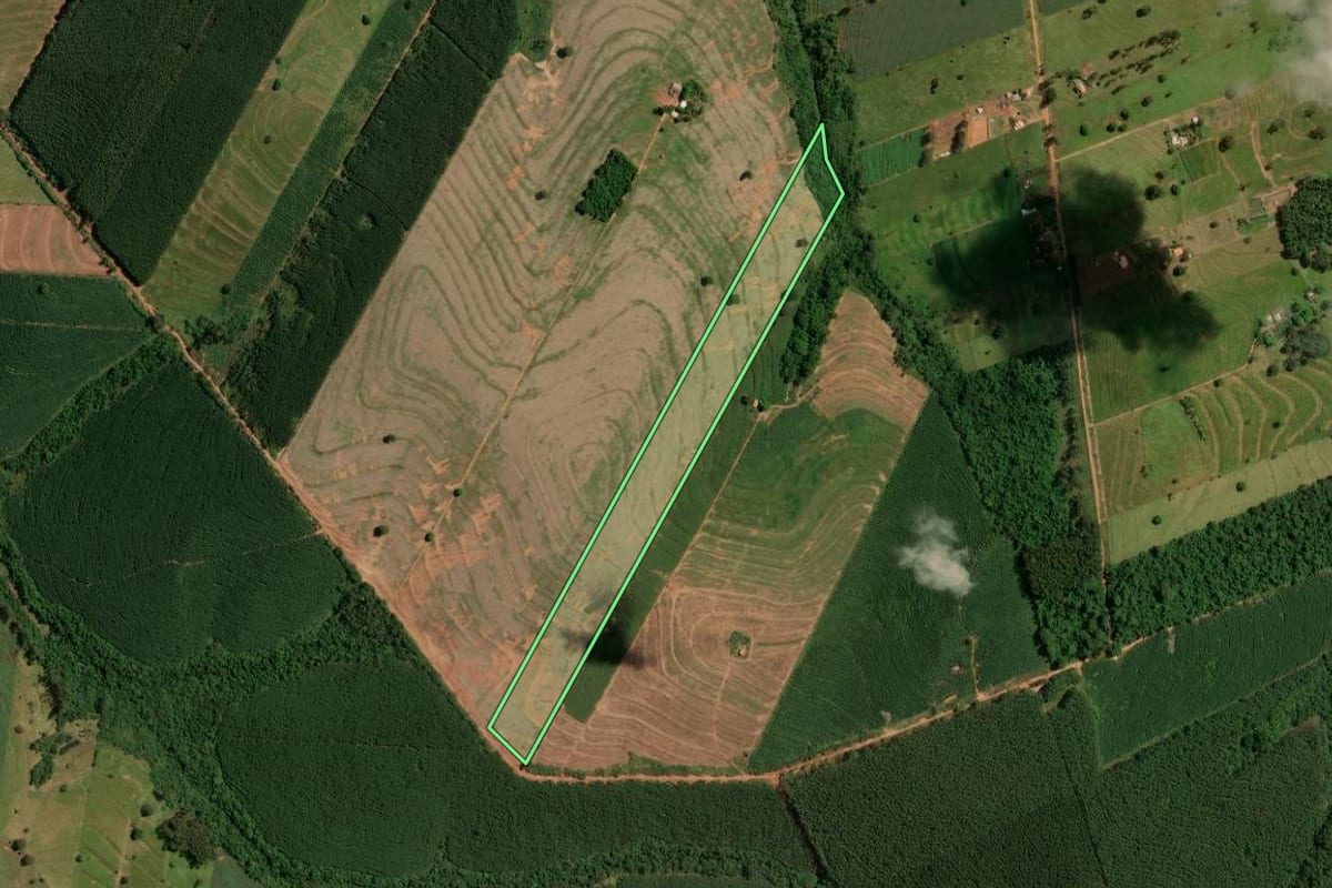 Imagem de satélite do imóvel rural em Iporã (PR), com o contorno declarado no CAR desenhado por cima.