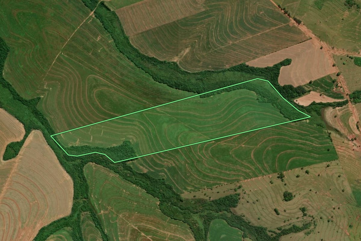 Imagem de satélite do imóvel rural em Iporã (PR), com o contorno declarado no CAR desenhado por cima.