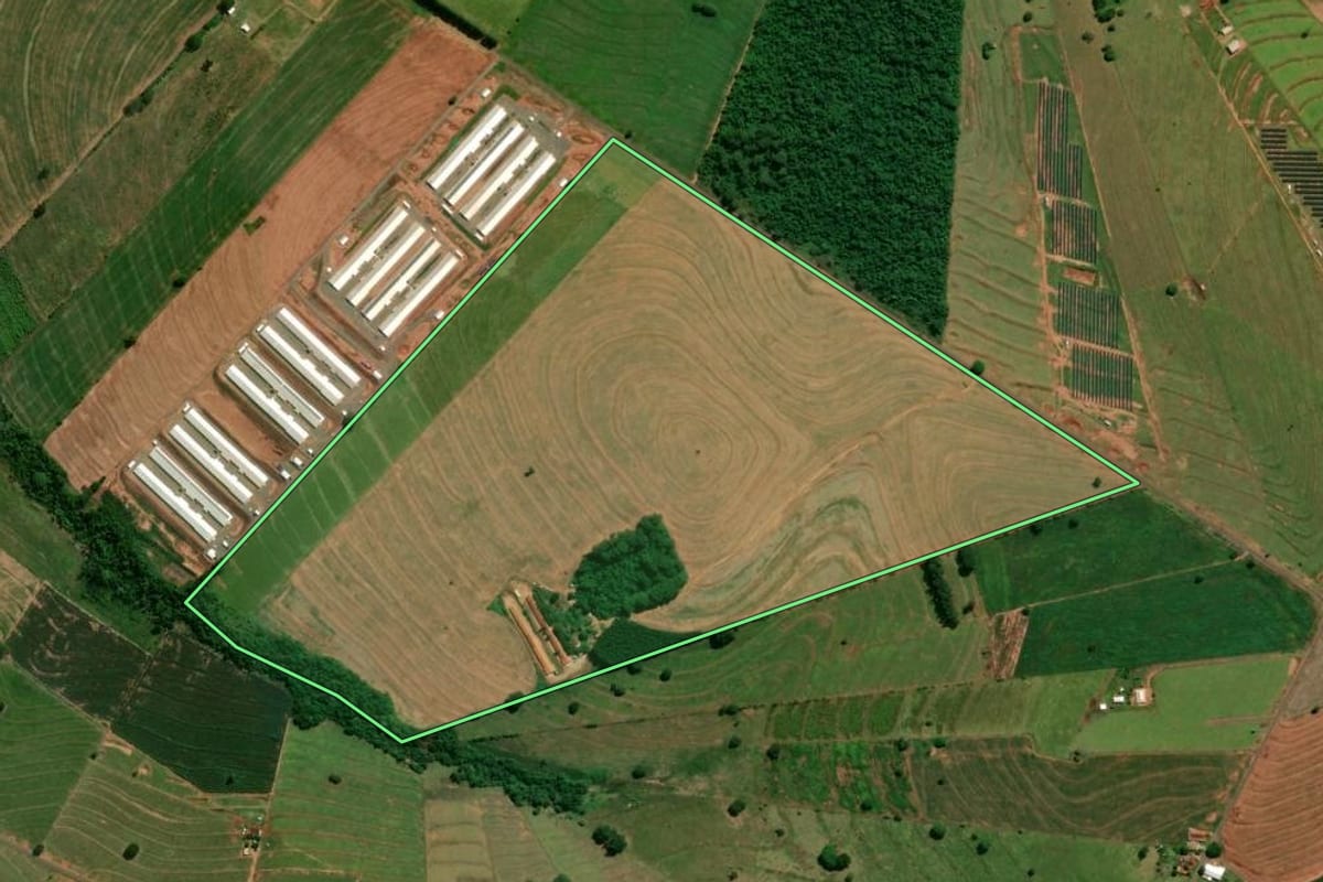Imagem de satélite do imóvel rural em Iporã (PR), com o contorno declarado no CAR desenhado por cima.