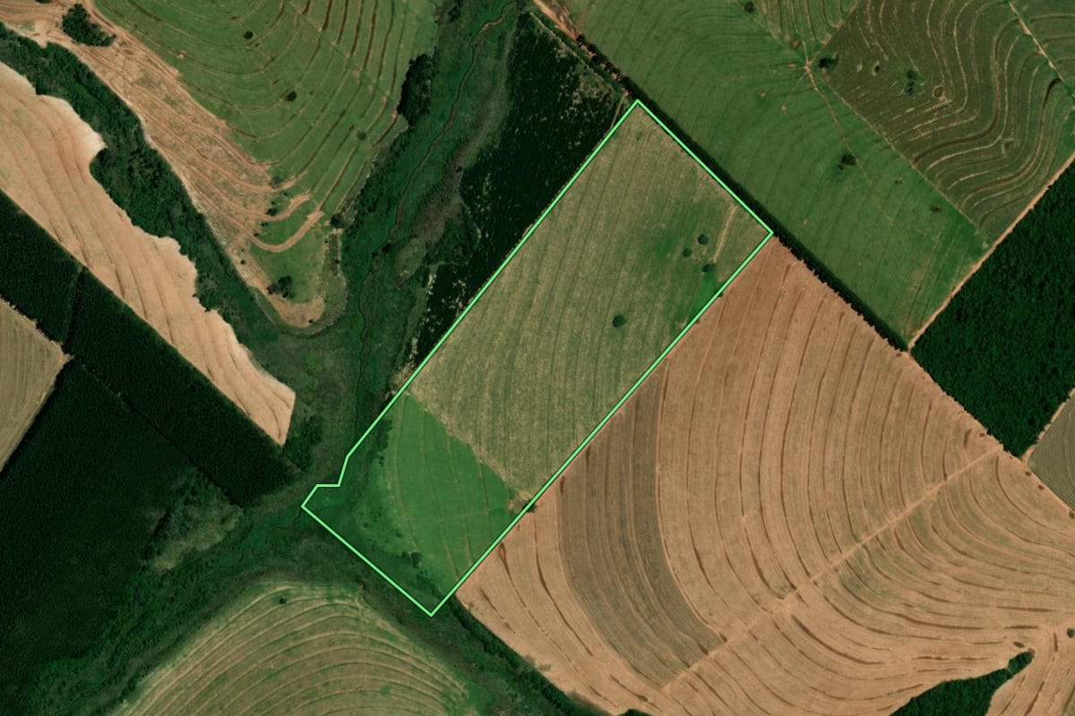 Imagem de satélite do imóvel rural em Iporã (PR), com o contorno declarado no CAR desenhado por cima.