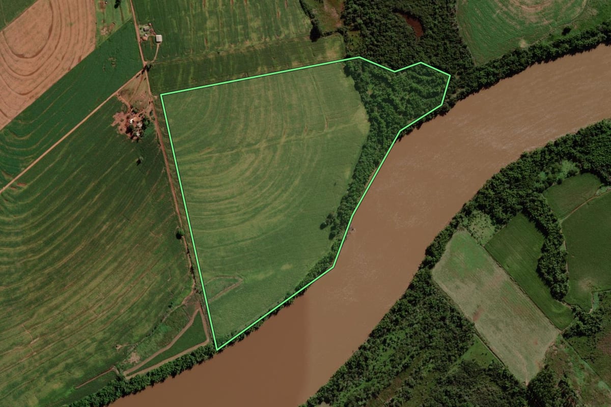 Imagem de satélite do imóvel rural em Iporã (PR), com o contorno declarado no CAR desenhado por cima.