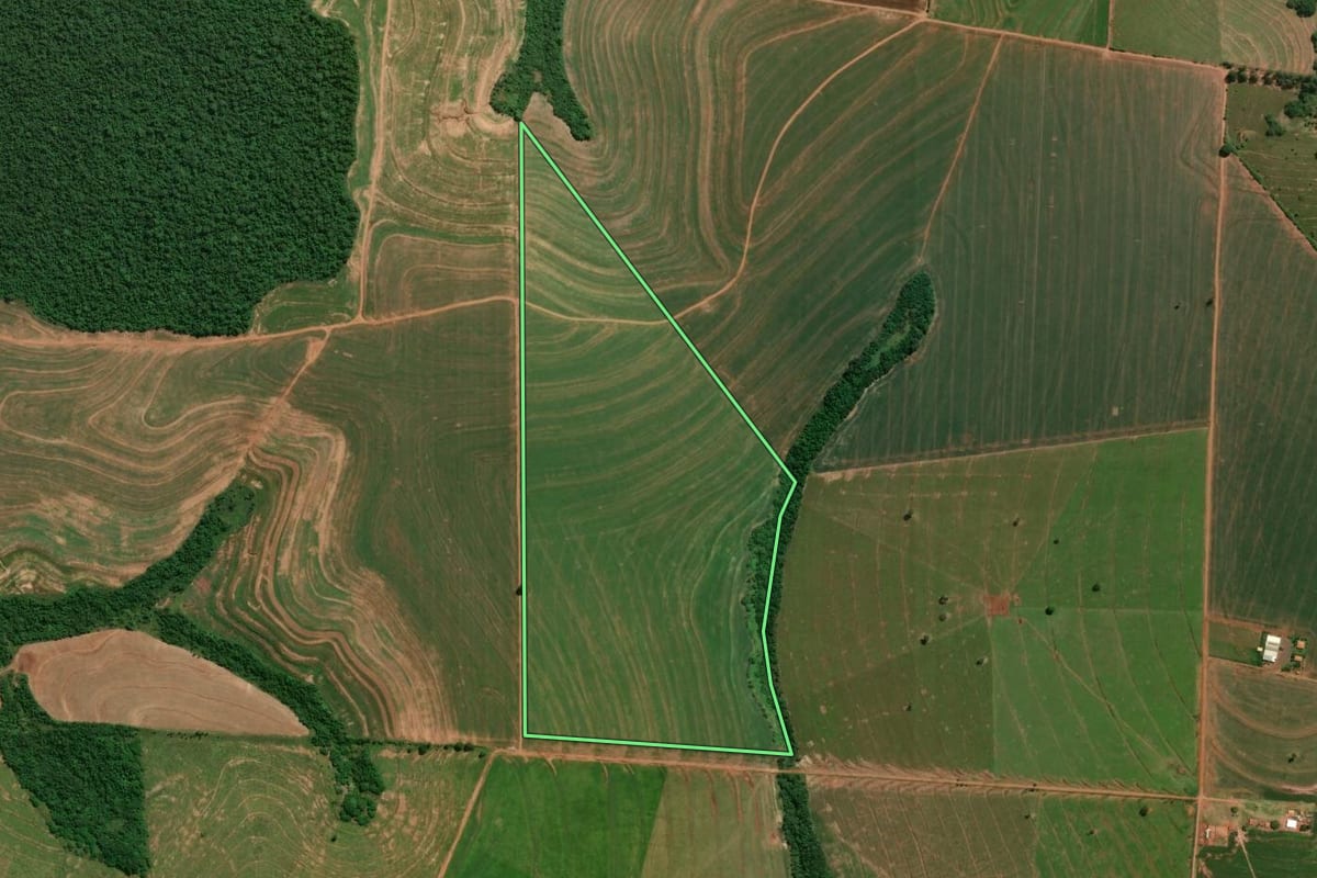 Imagem de satélite do imóvel rural em Iporã (PR), com o contorno declarado no CAR desenhado por cima.