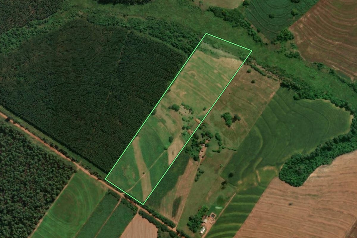 Imagem de satélite do imóvel rural em Iporã (PR), com o contorno declarado no CAR desenhado por cima.