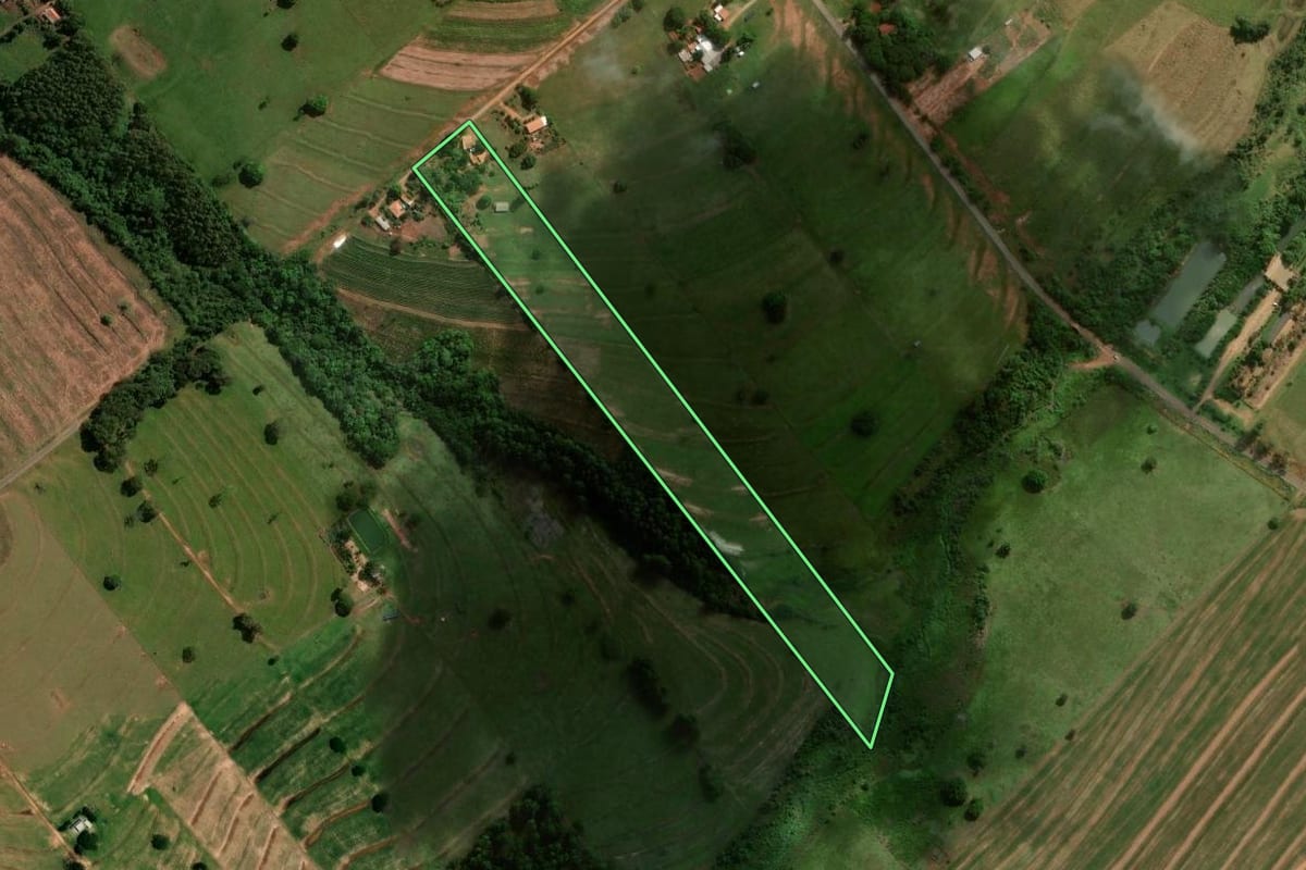 Imagem de satélite do imóvel rural em Iporã (PR), com o contorno declarado no CAR desenhado por cima.