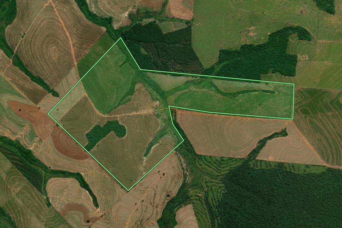 Imagem de satélite do imóvel rural em Iporã (PR), com o contorno declarado no CAR desenhado por cima.