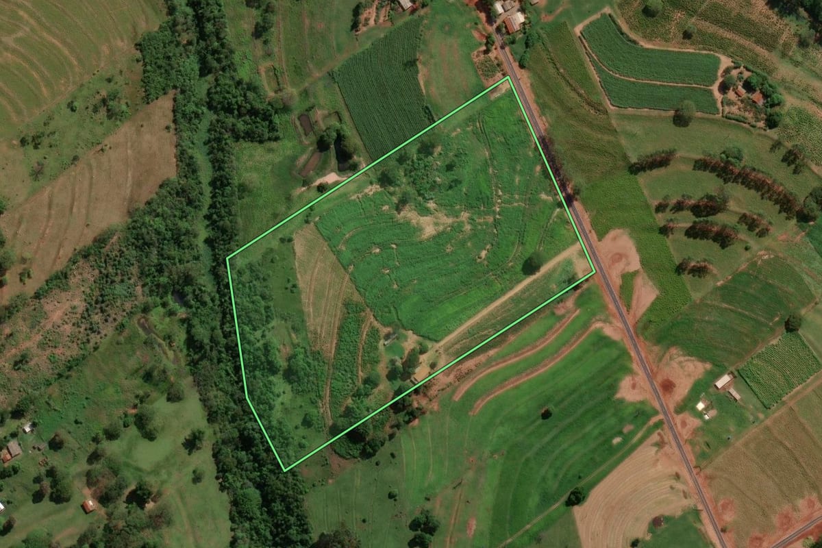 Imagem de satélite do imóvel rural em Iporã (PR), com o contorno declarado no CAR desenhado por cima.