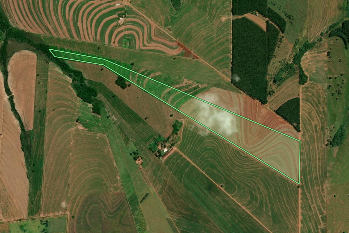 Imagem de satélite do imóvel rural em Iporã (PR), com o contorno declarado no CAR desenhado por cima.