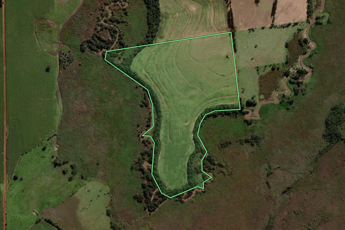 Imagem de satélite do imóvel rural em Iporã (PR), com o contorno declarado no CAR desenhado por cima.