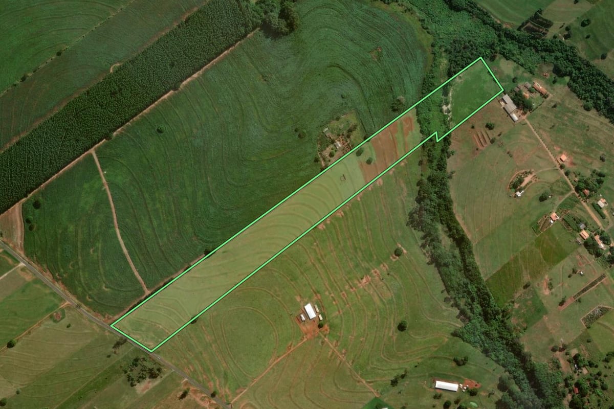 Imagem de satélite do imóvel rural em Iporã (PR), com o contorno declarado no CAR desenhado por cima.