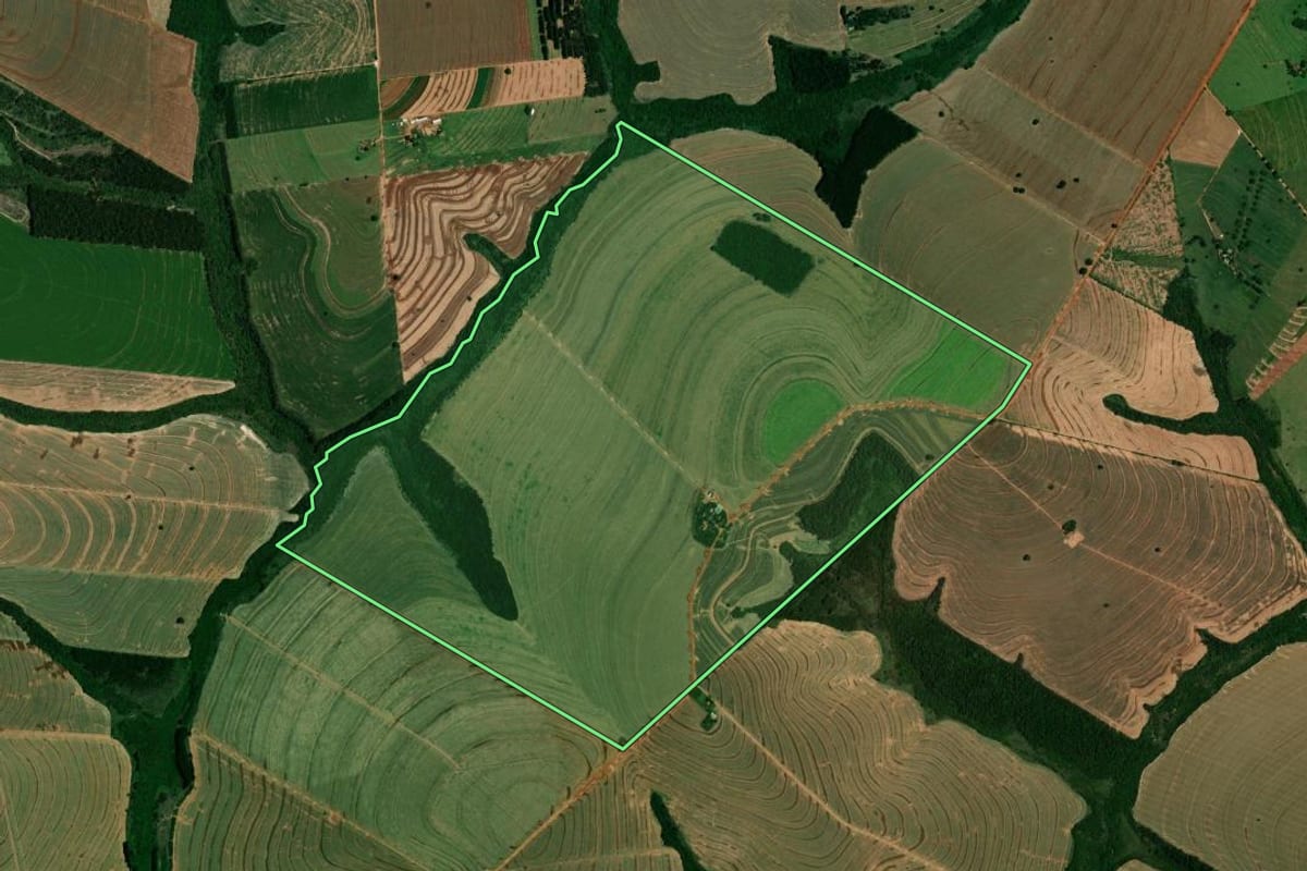 Imagem de satélite do imóvel rural em Iporã (PR), com o contorno declarado no CAR desenhado por cima.