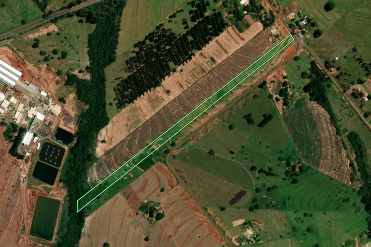 Imagem de satélite do imóvel rural em Iporã (PR), com o contorno declarado no CAR desenhado por cima.