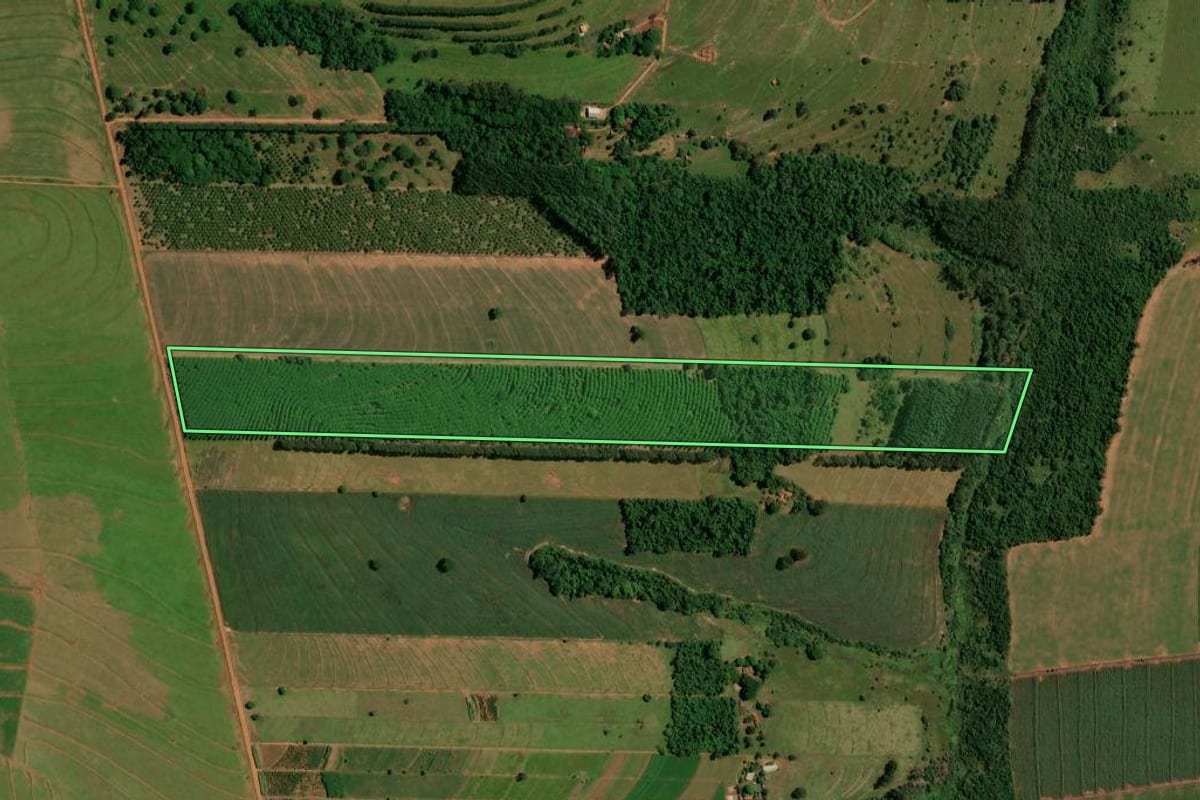 Imagem de satélite do imóvel rural em Iporã (PR), com o contorno declarado no CAR desenhado por cima.