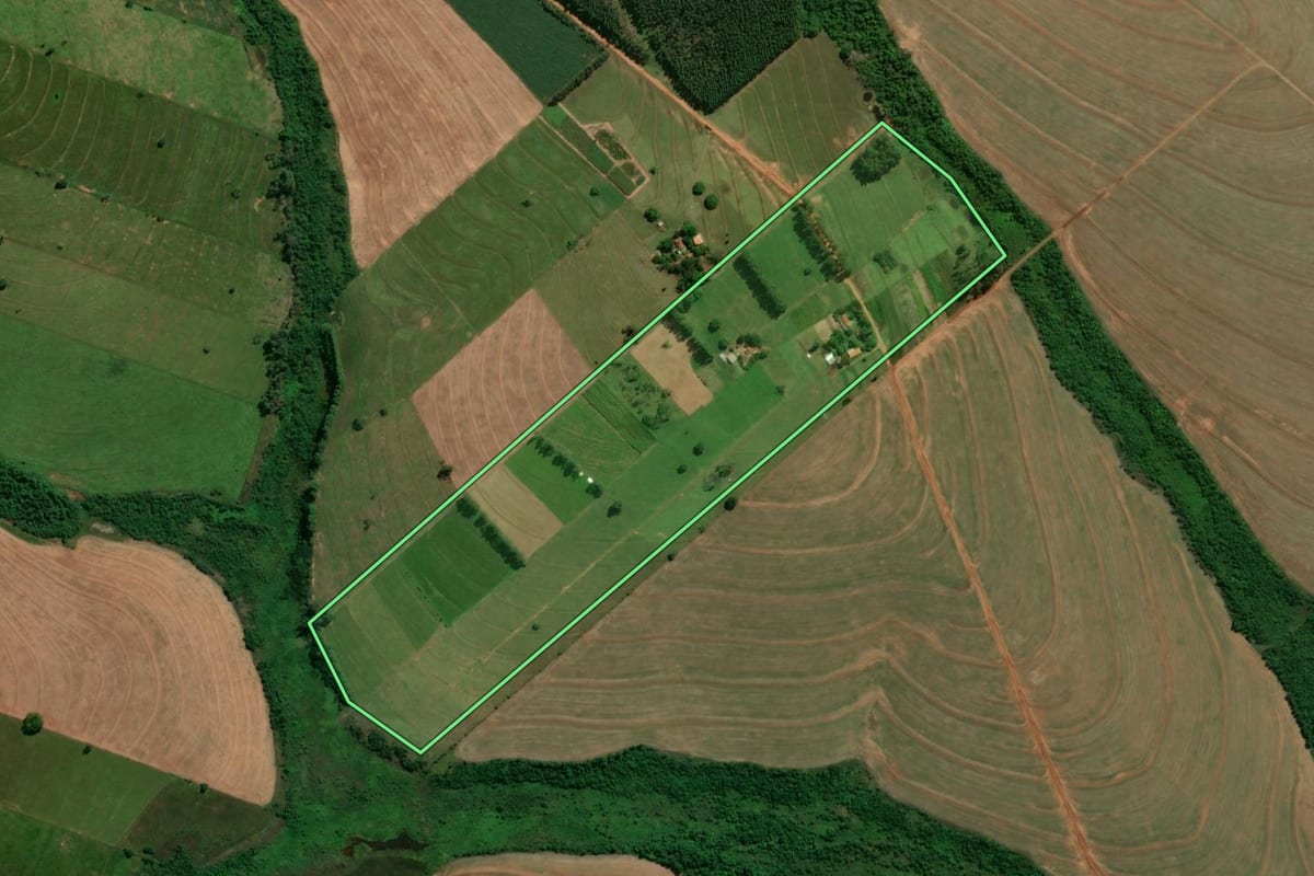 Imagem de satélite do imóvel rural em Iporã (PR), com o contorno declarado no CAR desenhado por cima.