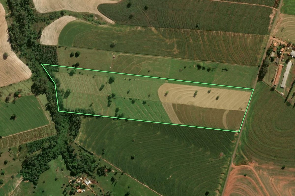 Imagem de satélite do imóvel rural em Iporã (PR), com o contorno declarado no CAR desenhado por cima.