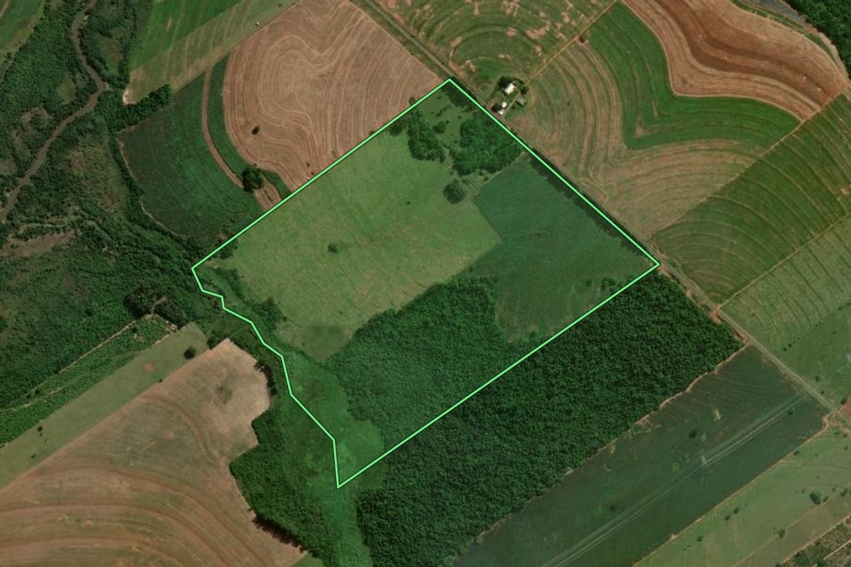 Imagem de satélite do imóvel rural em Iporã (PR), com o contorno declarado no CAR desenhado por cima.
