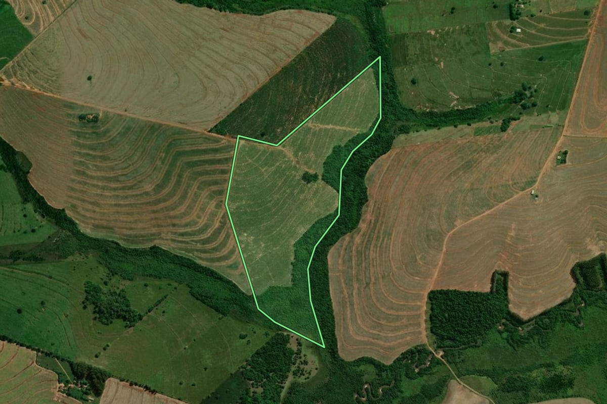 Imagem de satélite do imóvel rural em Iporã (PR), com o contorno declarado no CAR desenhado por cima.