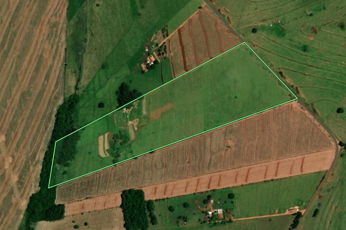 Imagem de satélite do imóvel rural em Iporã (PR), com o contorno declarado no CAR desenhado por cima.
