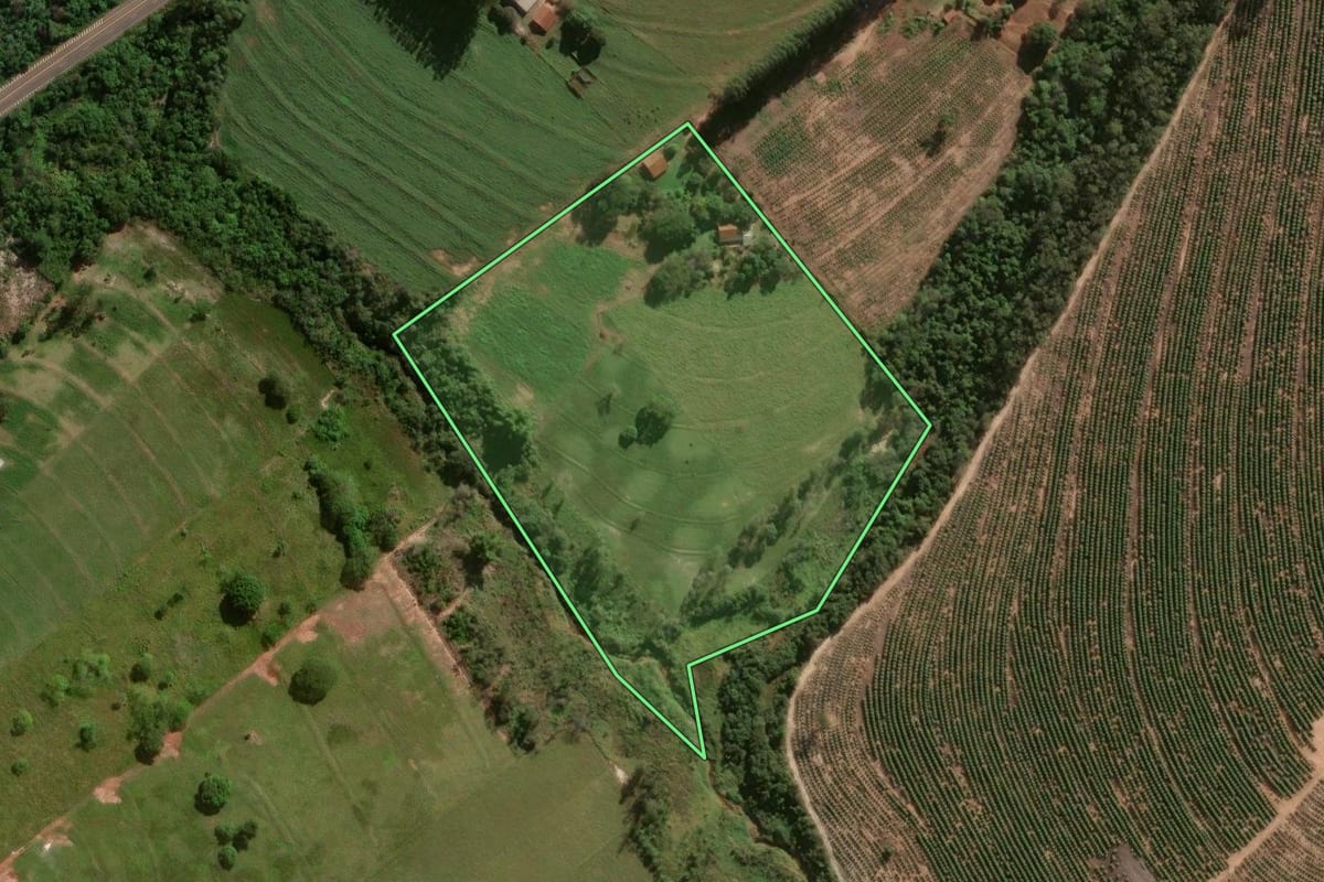 Imagem de satélite do imóvel rural em Iporã (PR), com o contorno declarado no CAR desenhado por cima.