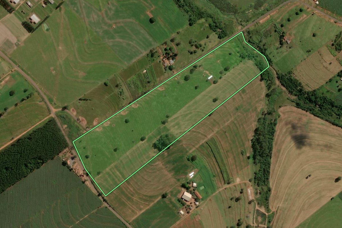 Imagem de satélite do imóvel rural em Iporã (PR), com o contorno declarado no CAR desenhado por cima.