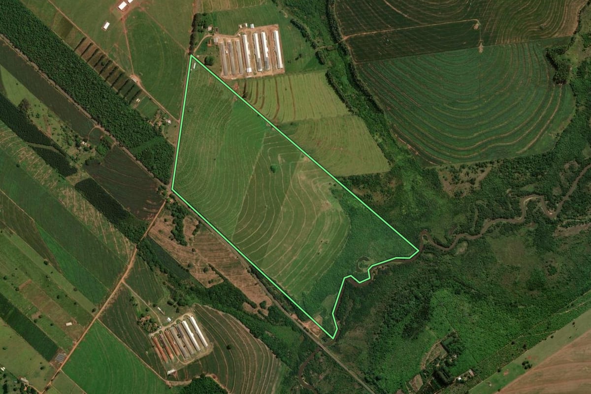 Imagem de satélite do imóvel rural em Iporã (PR), com o contorno declarado no CAR desenhado por cima.