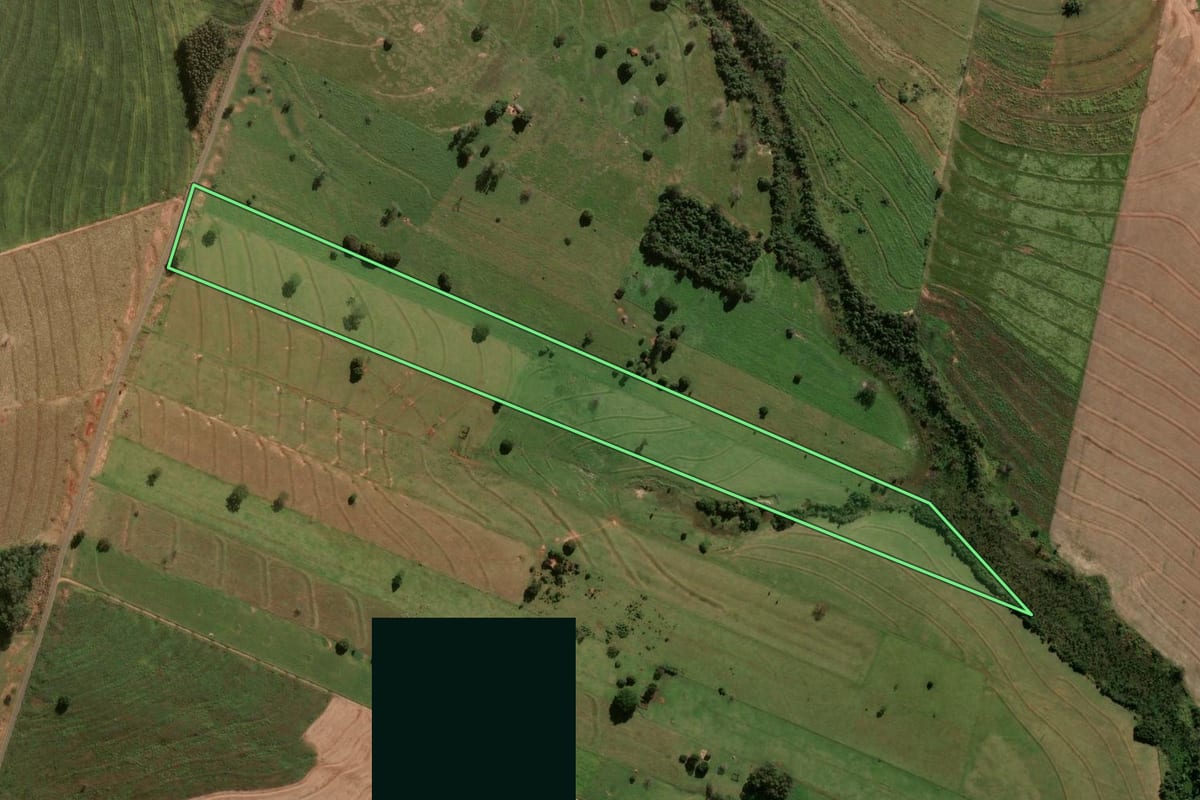 Imagem de satélite do imóvel rural em Iporã (PR), com o contorno declarado no CAR desenhado por cima.