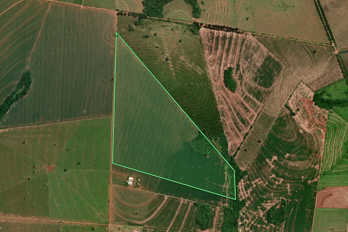 Imagem de satélite do imóvel rural em Iporã (PR), com o contorno declarado no CAR desenhado por cima.