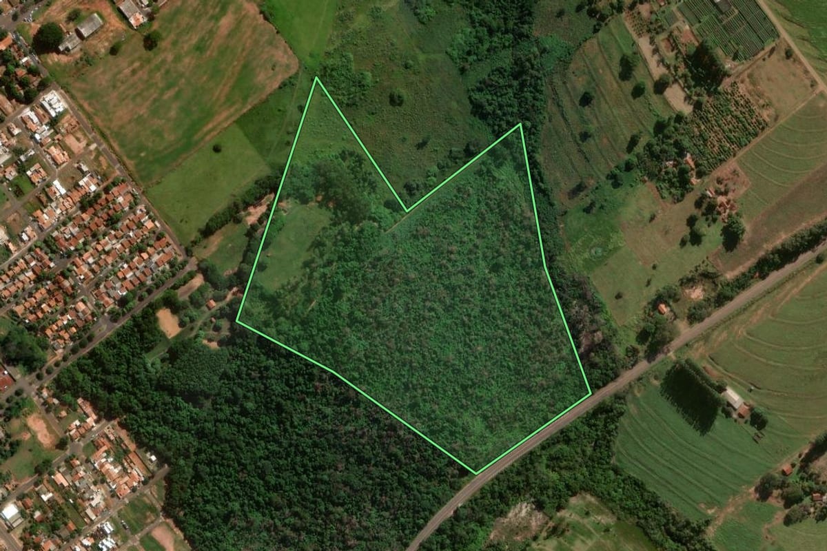 Imagem de satélite do imóvel rural em Iporã (PR), com o contorno declarado no CAR desenhado por cima.