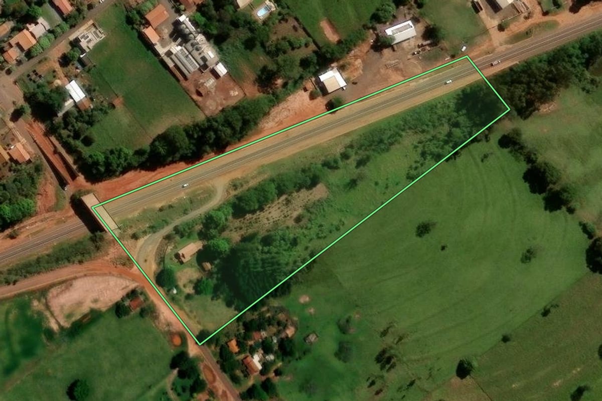 Imagem de satélite do imóvel rural em Iporã (PR), com o contorno declarado no CAR desenhado por cima.
