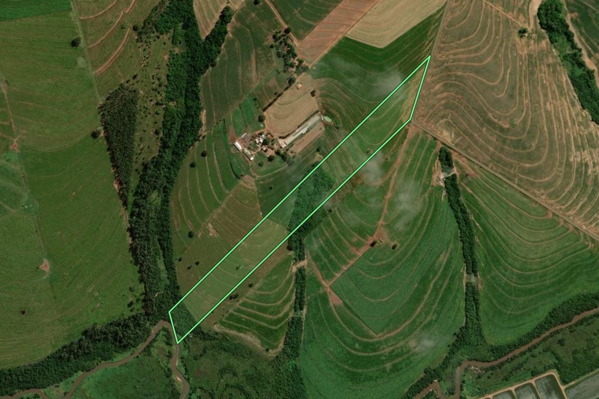 Imagem de satélite do imóvel rural em Iporã (PR), com o contorno declarado no CAR desenhado por cima.