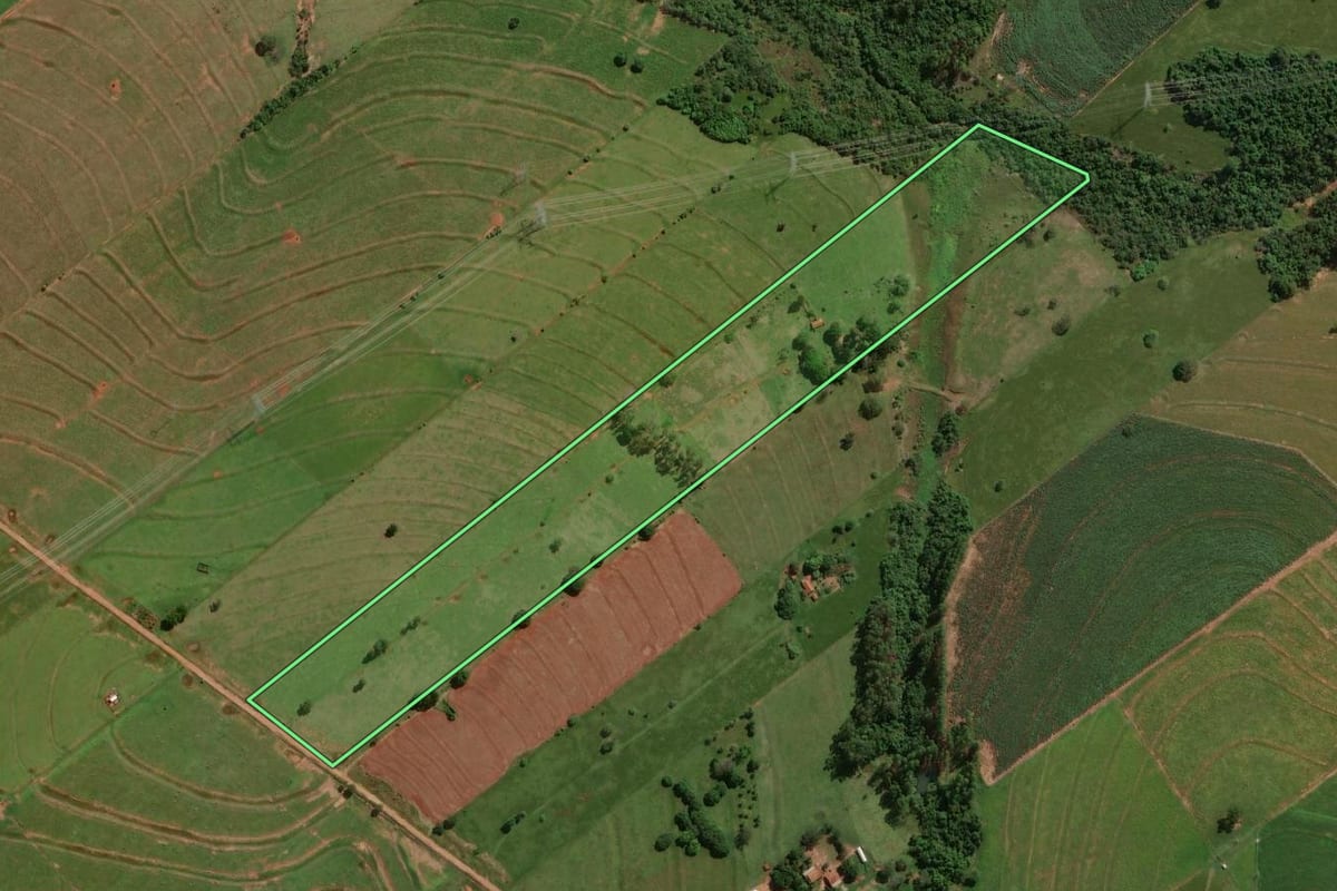 Imagem de satélite do imóvel rural em Iporã (PR), com o contorno declarado no CAR desenhado por cima.