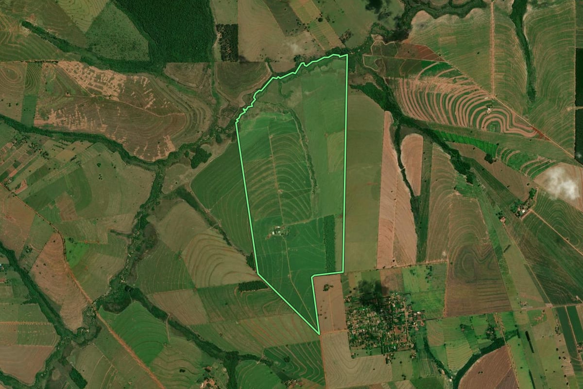 Imagem de satélite do imóvel rural em Iporã (PR), com o contorno declarado no CAR desenhado por cima.
